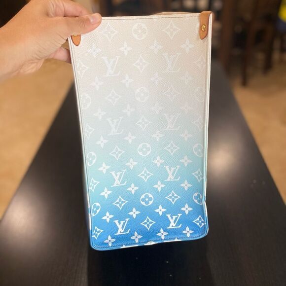 LOUIS VUITTON Monogram Giant By The Pool Onthego GM Blue - Picture 13 of 16